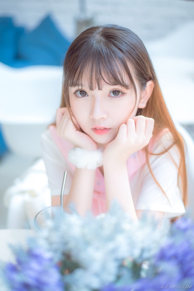“岳父病了？要不我陪夫人去一趟？”刘璝有些讶然道。